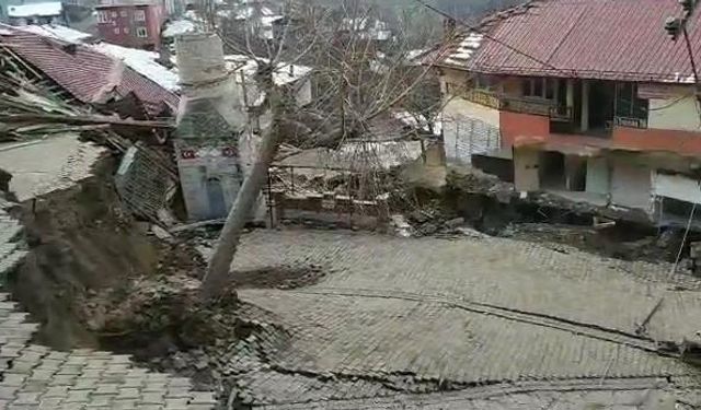 Minaresi düşen cami tamamen yıkıldı