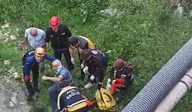 Yaslandığı korkuluk kırılınca köprüden düşen yaşlı adam yaralandı