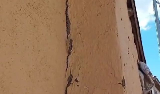 Tokat’ta deprem sonrası köy evinlerinde çatlaklar oluştu