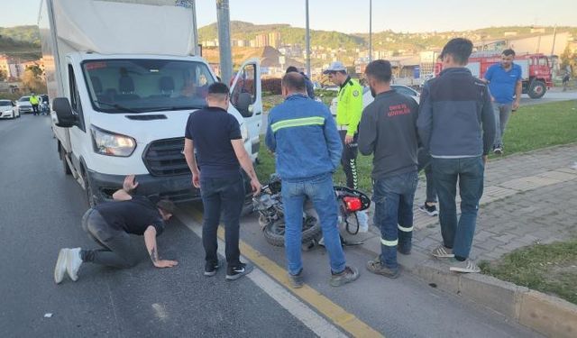 Motosikletten savrularak kamyonetin altında kalan 2 kişi yaralandı