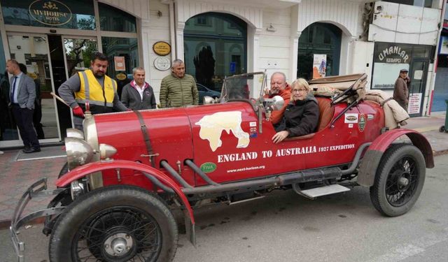 İngiliz çift, asırlık klasik otomobille dünyayı turluyor