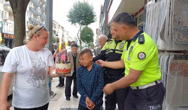 Kaldırımda ağlatan doğum günü sürprizi