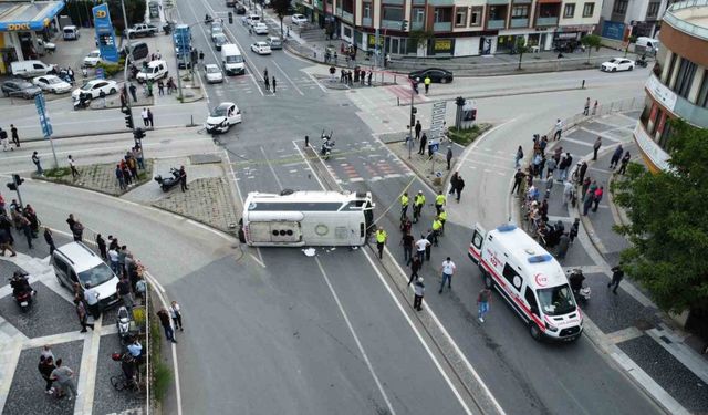 Kırmızı ışıkta geçen otobüse jip çarptı: 8 yaralı