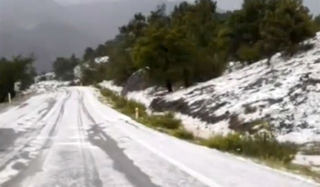 Osmancık'ta yoğun dolu yağışı yolları beyaza bürüdü