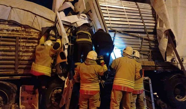 Otoyolda seyir halindeki tıra, arkasından gelen tır çarptı: 1 ölü