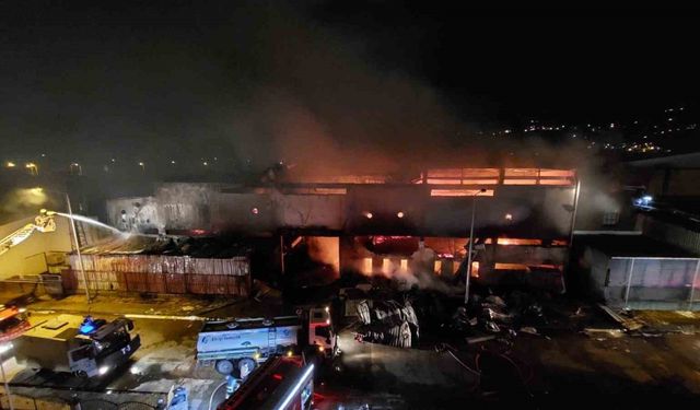Samsun’da yatak ve koltuk fabrikasındaki yangın sürüyor: Vali Tavlı ve Başkan Doğan olay yerinde