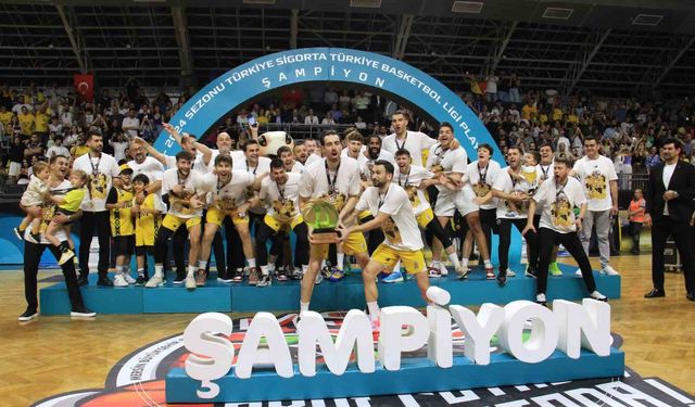 Şampiyon olan Mersin Büyükşehir Belediyesi, kupasını aldı