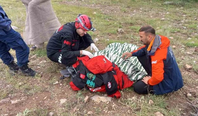 Ormanlık alanda kaybolan yaşlı kadın helikopterle kurtarıldı