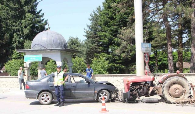 Otomobil ile traktör kafa kafaya çarpıştı 1 yaralı