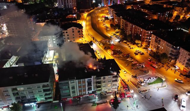 Elektrik kontağından çıkan yangında 2 daire ve çatı kullanılmaz hale geldi