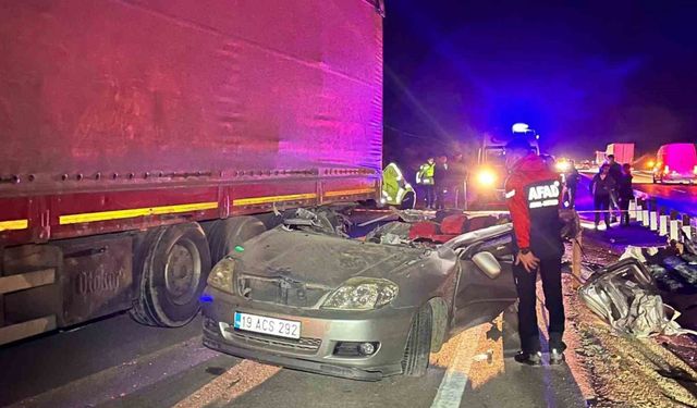 Amasya’da lastiği patlayan tıra çarpan otomobil paramparça oldu: 1 ölü