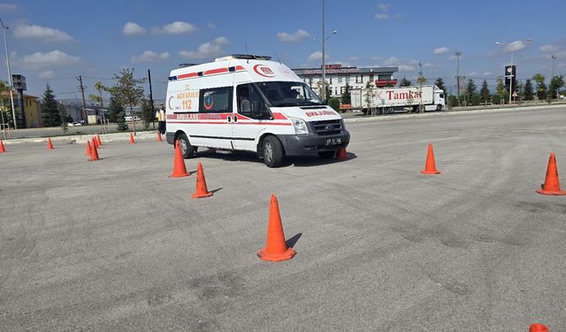 Ambulans sürücüleri güvenli sürüş eğitimi aldı