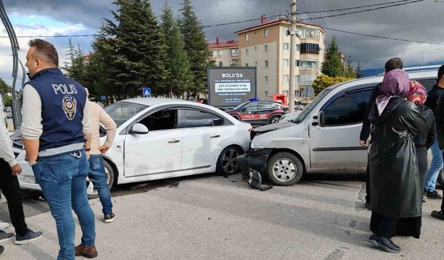 Kavşakta çarpıştılar