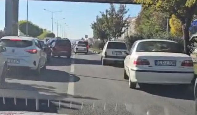 Kaza nedeniyle tıkanan yol, polis ekiplerine ’fermuar yöntemi’ ile açıldı