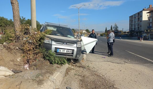 Kontrolden çıkan araç elektrik direğine çarparak durabildi!