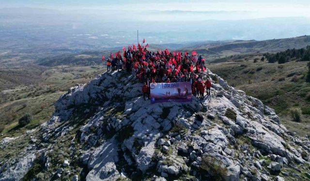 Kösedağ’ın zirvesine dev Türk bayrağı