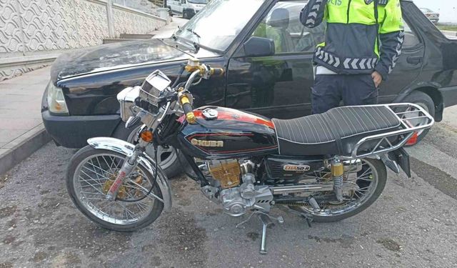 Motosiklet orta refüje çarptı: 2 yaralı