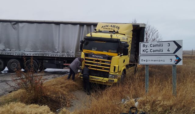 Çorum'da TIR makasladı!