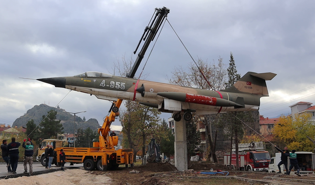 Osmancık’taki savaş uçağı yeni yerine kondu