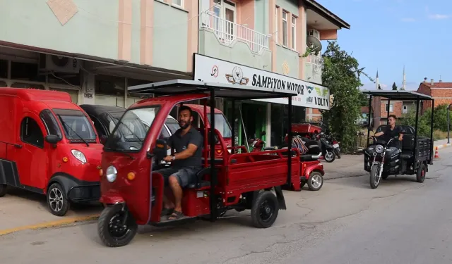 Osmancıklı usta elektrikli motosikletleri güneş enerjisi ile şarj ediyor