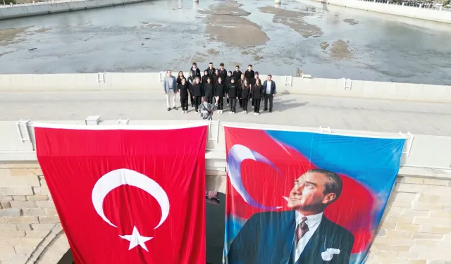 Tarihi kale ve köprüde 100. yıl klibi