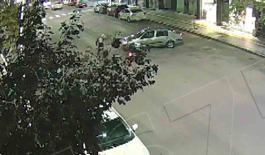 Kavşaklarda gerçekleşen kazalar kameralara yansıdı