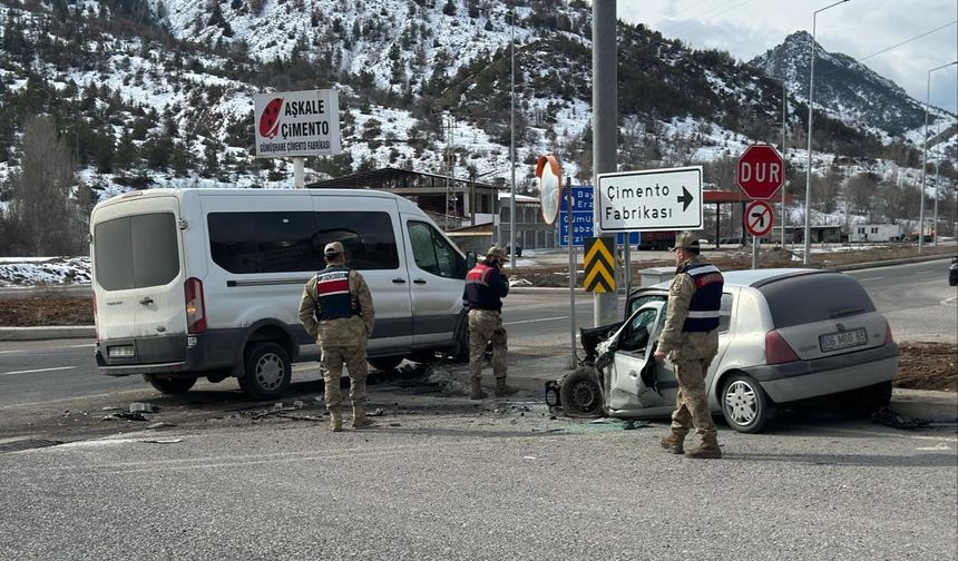 Gümüşhane’de otomobille servis minibüsü çarpıştı: 4 yaralı