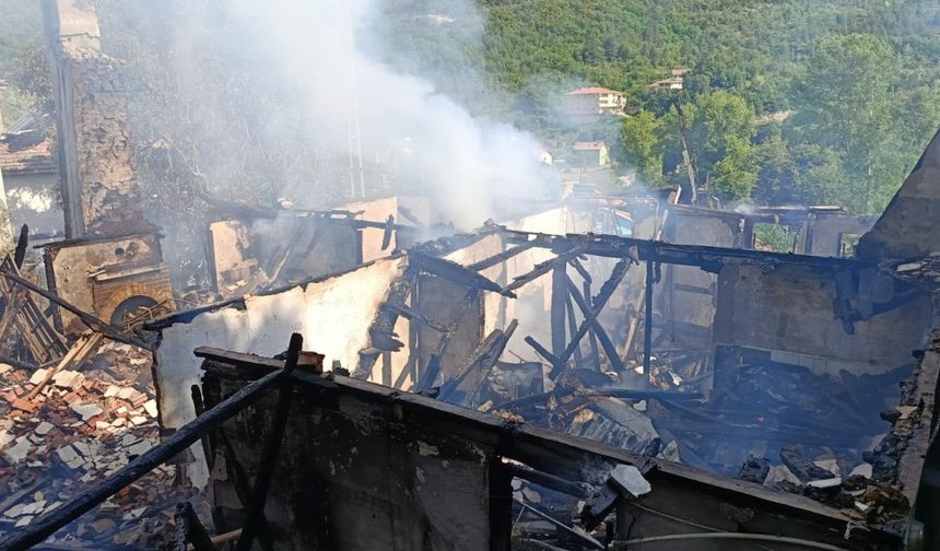 Kastamonu’daki iki farklı yangında üç ev kullanılamaz hale geldi
