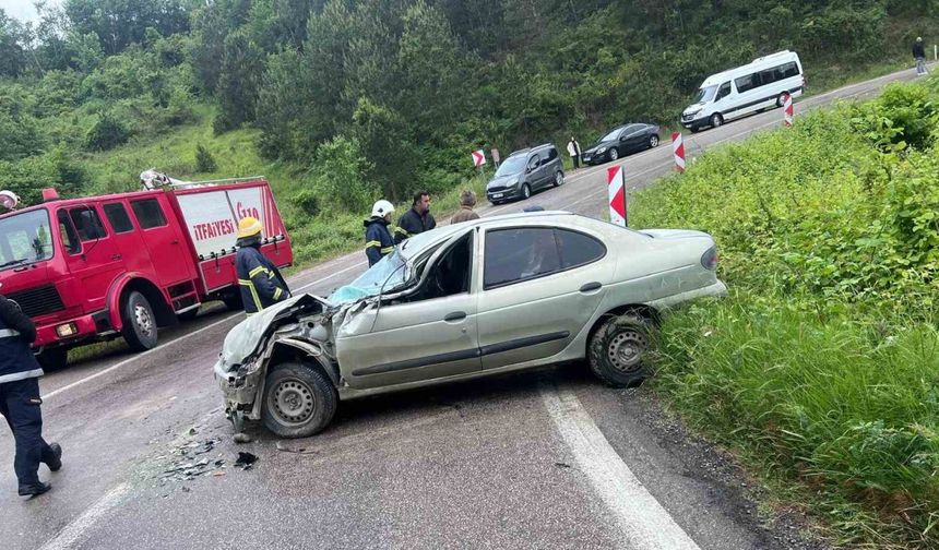 Sinop’ta kamyonet ile otomobil çarpıştı: 3 yaralı