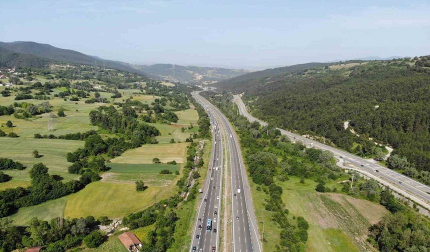 Akın akın gidiyorlar: Bayram trafiği böyle görüntülendi