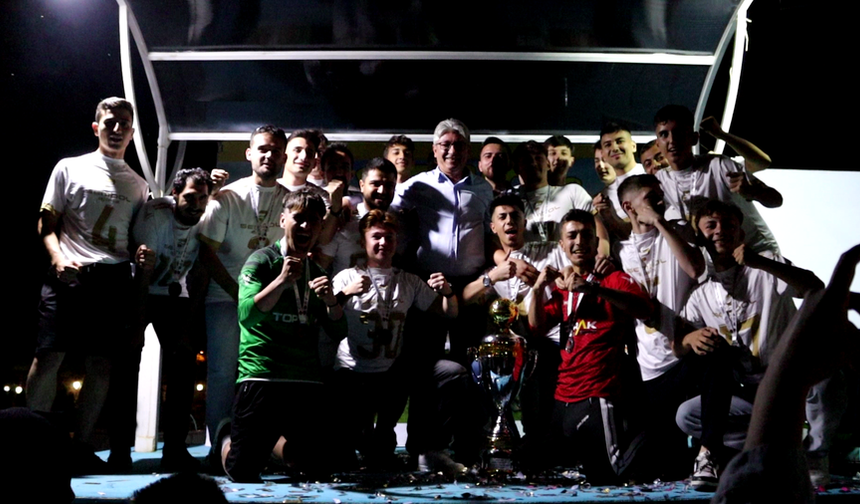 Osmancık Gücüspor şampiyonluk kupasını kaldırdı