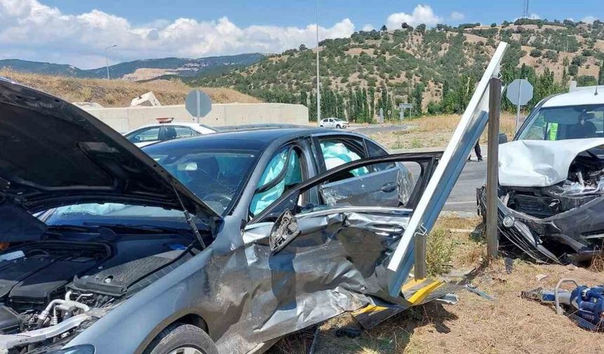 Otomobil ile hafif ticari araç çarpıştı: 6 yaralı