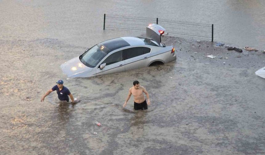 Karabük’te sağanak yağış: Yollar göle döndü, iş yerleri sular altında kaldı