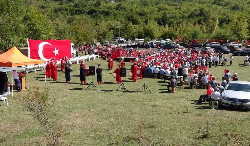 Köy yollarının asfaltlanmasını mehter takımıyla kutladılar