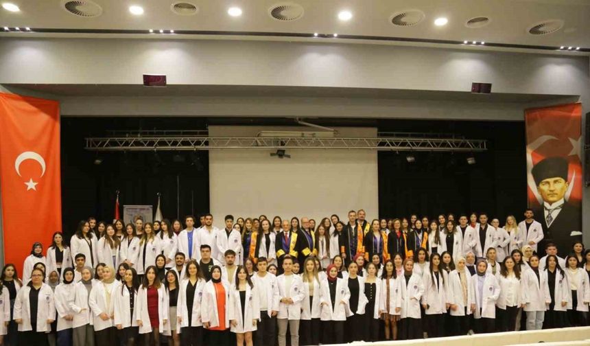 Avrasya Üniversitesi’nde beyaz önlük giyme töreni düzenledi