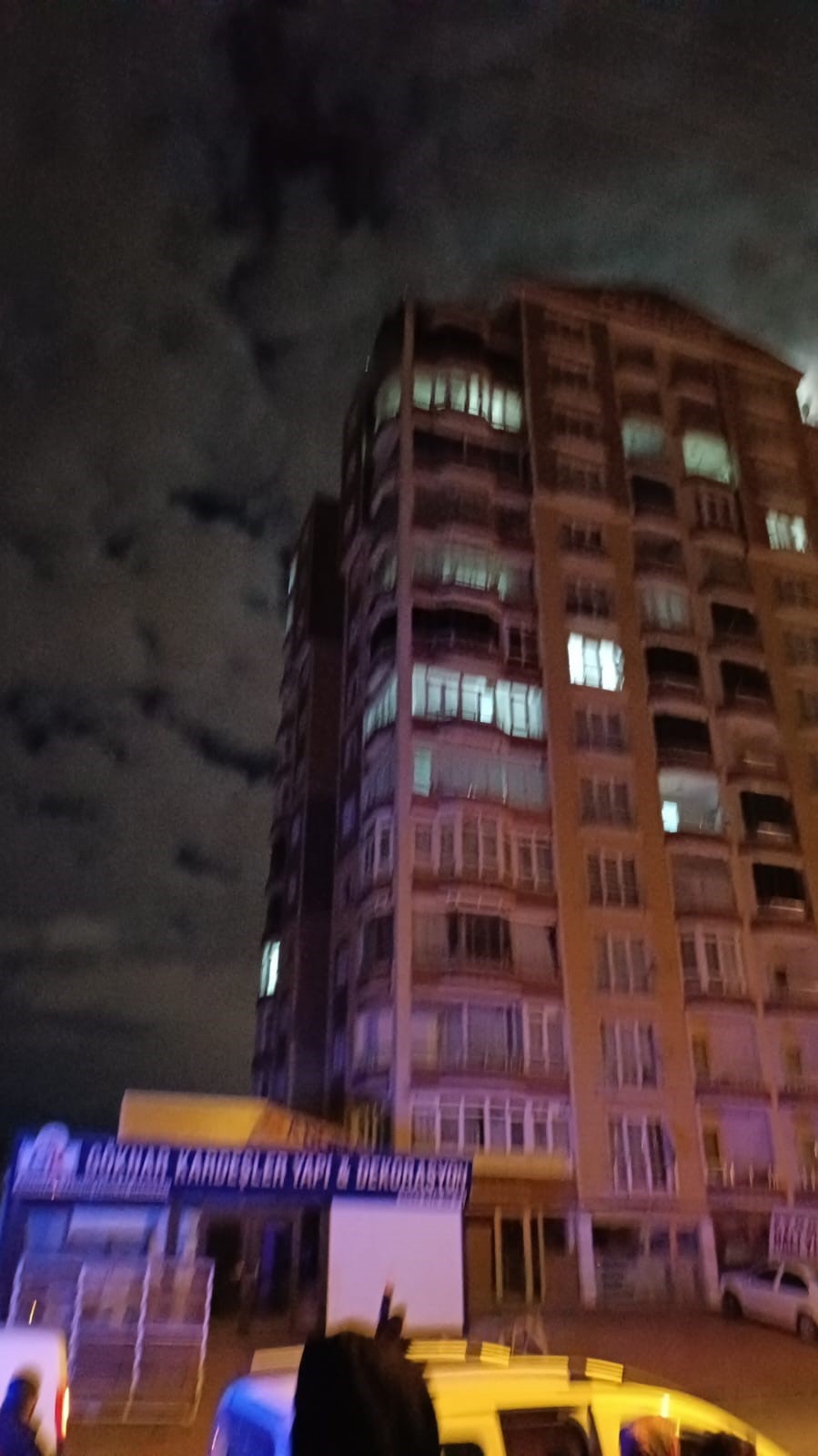 Ankara Çorumlular Caddesi'nde teras katta yangın (1)