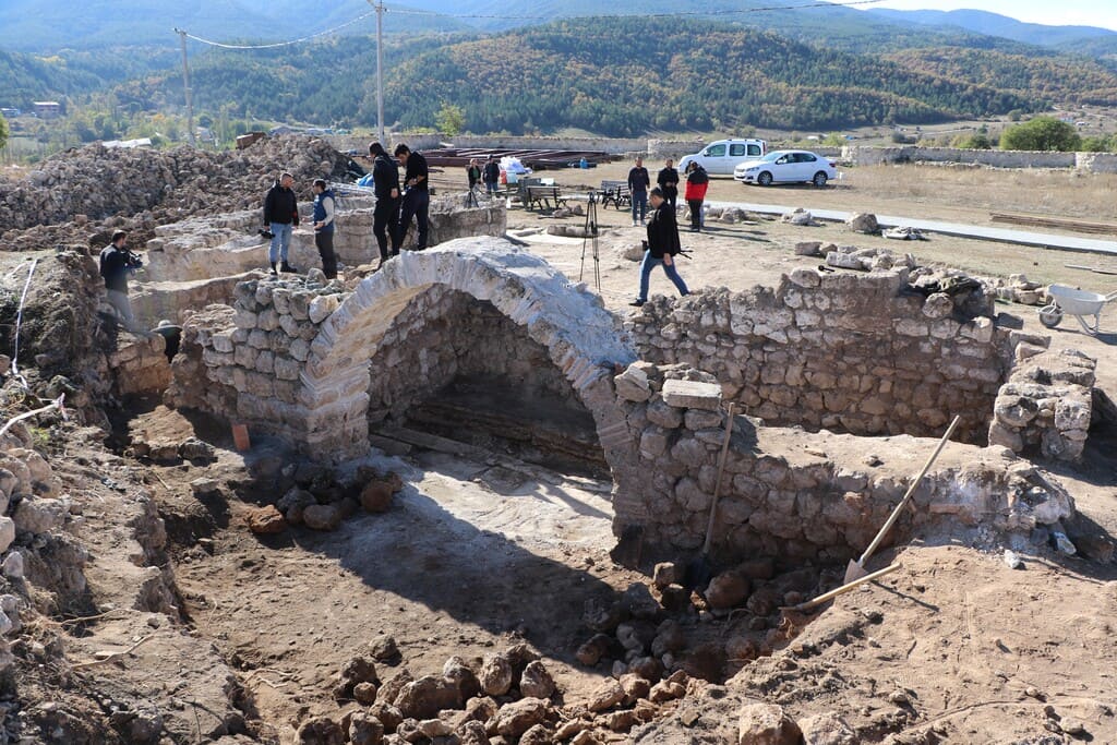 Antik kentteki kazıda bin 600 yıllık tohumlar bulundu (7)