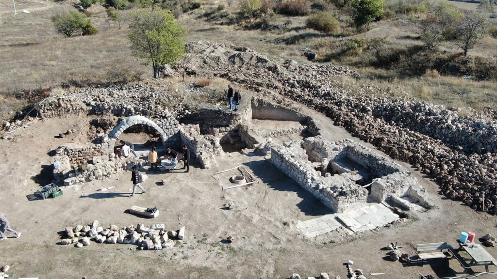 Antik kentteki kazıda bin 600 yıllık tohumlar bulundu (9)