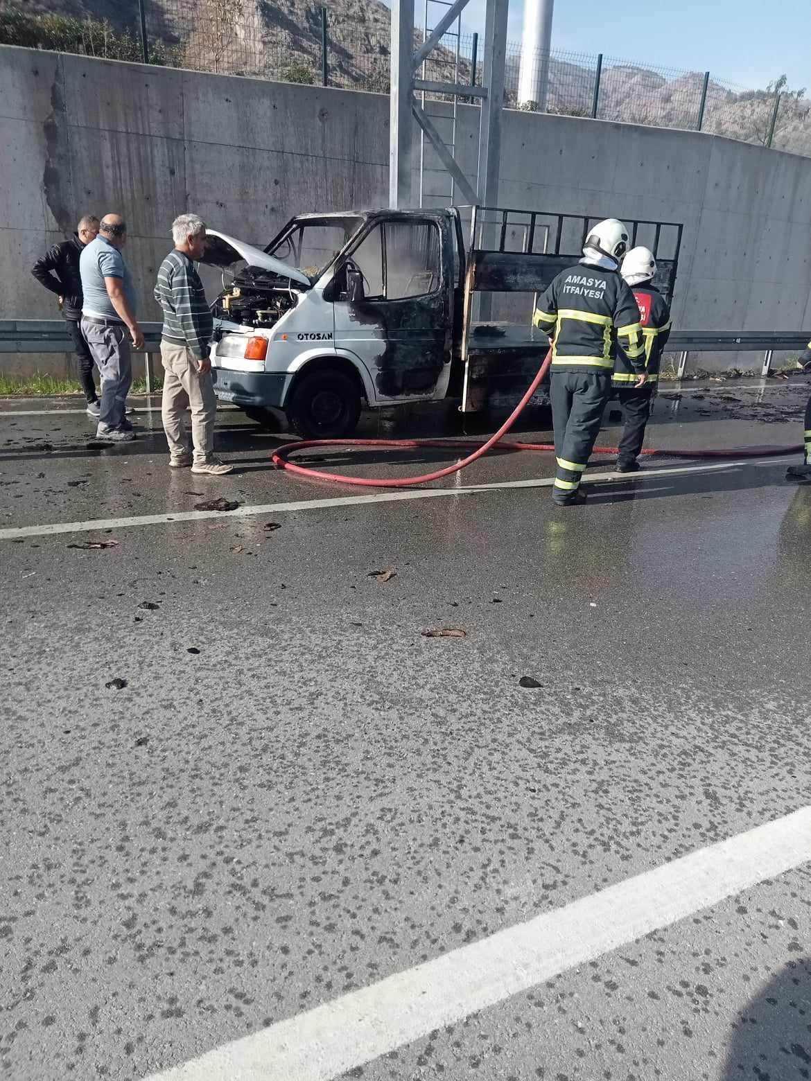 Atık karton yüklü pikap alev alev yandı (2)