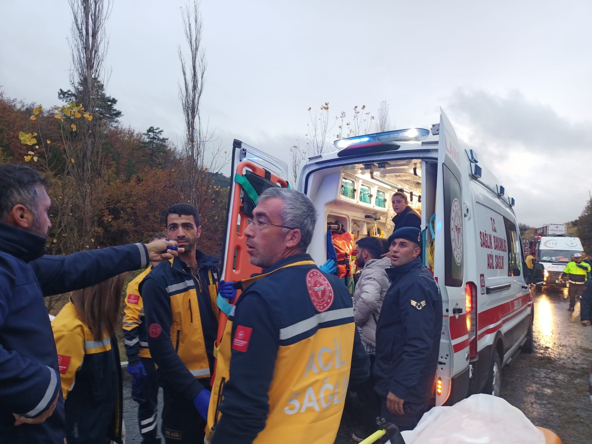 Gümüşhacıköy-Hamamözü kara yolunda yolcu otobüsü devrildi 27 yaralı (1)