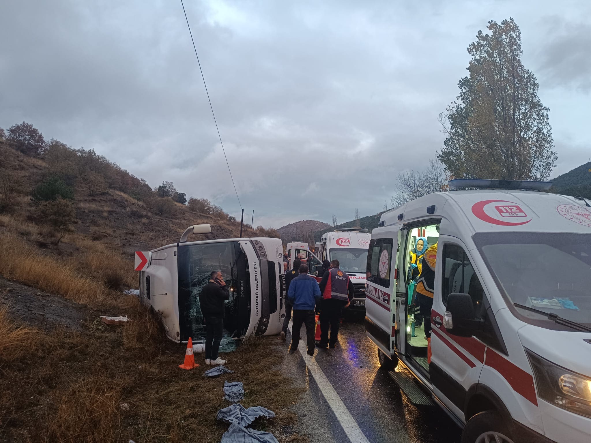 Gümüşhacıköy-Hamamözü kara yolunda yolcu otobüsü devrildi 27 yaralı (2)