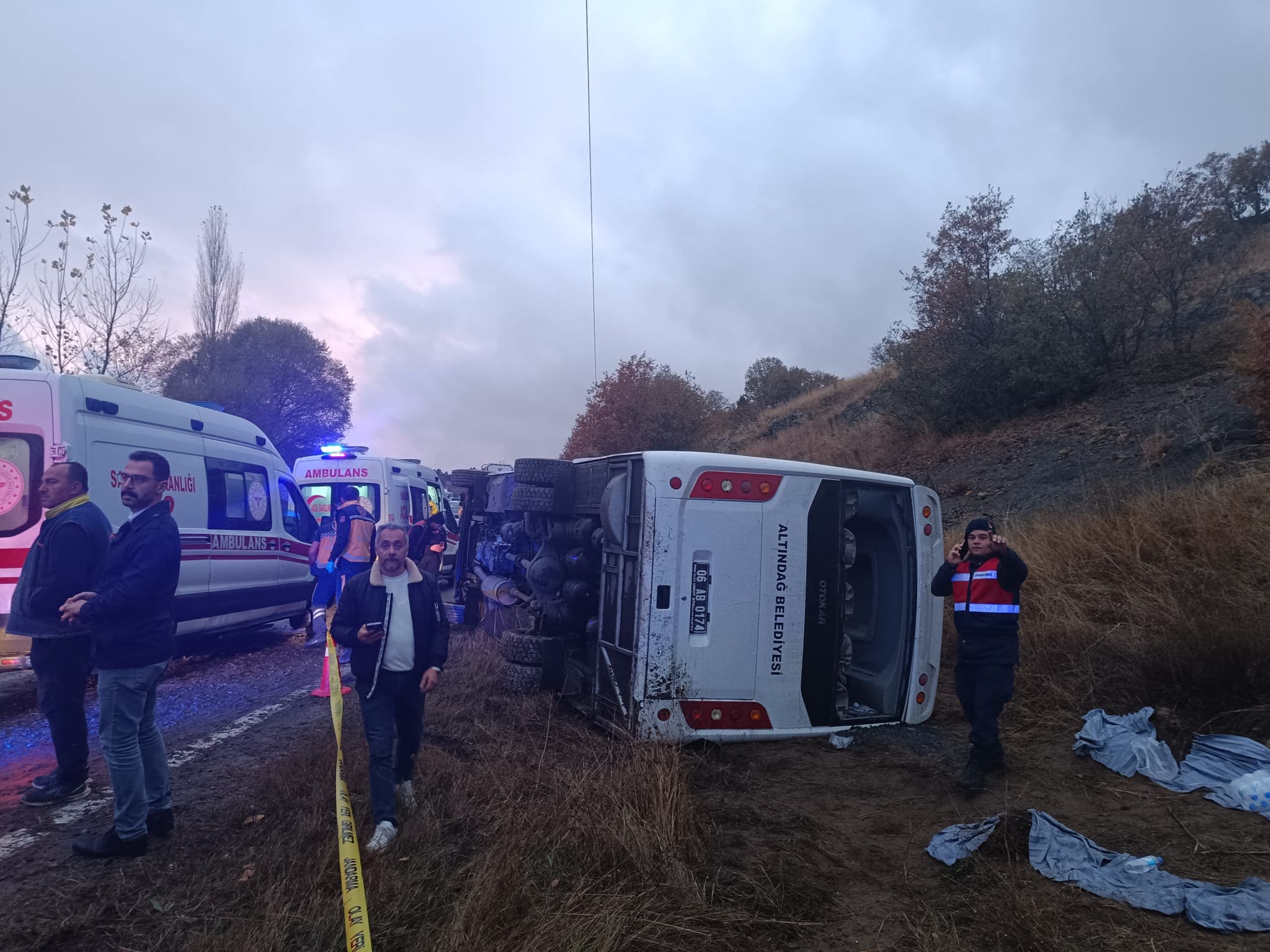 Gümüşhacıköy-Hamamözü kara yolunda yolcu otobüsü devrildi 27 yaralı (3)