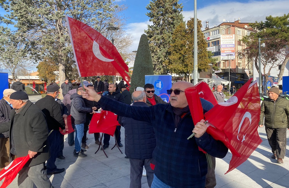 Belediyeden vatandaşlara Türk Bayrağı (6)