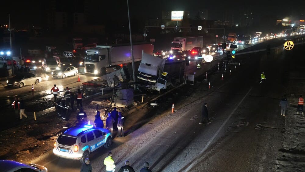 Trafo yüklü tır aydınlatma direğine çarptı Baba ve oğlu yaralandı (1)