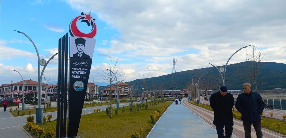Haberimiz ses getirdi... Belediye yetkilileri  2019 seçimlerinin hemen sonrasında aldıkları kararı, 2024 seçimine yaklaşık 2 ay kala dün yerine getirdi. 5 yıldır tabelasız olan Mustafa Kemal Atatürk parkına dün tabelası takıldı.