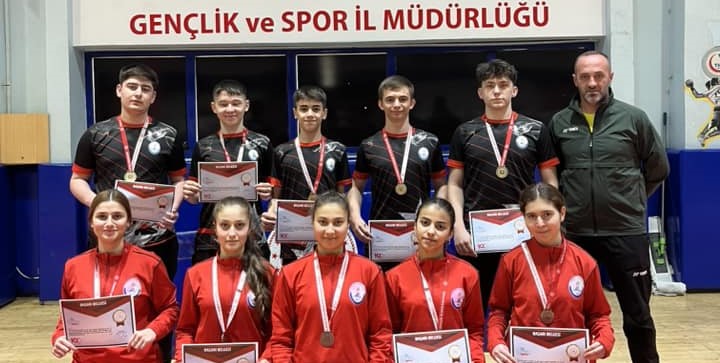 Liseli Badmintoncular Türkiye Finallerinde (1)