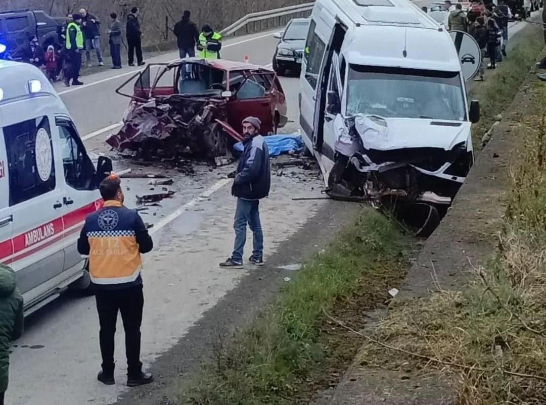 Otomobil Ile Minibüs Çarpıştı: 2 Ölü, 1 Yaralı