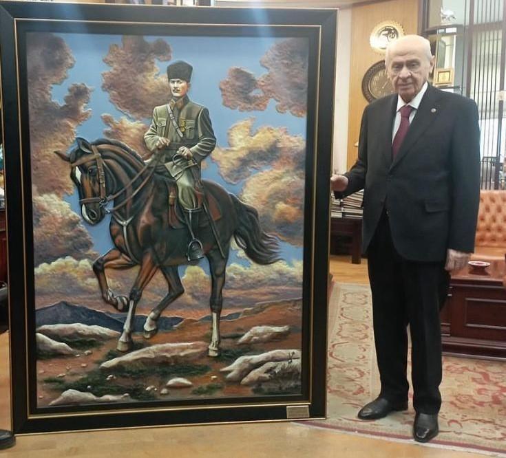 Yapımı 3 ay süren tablo, MHP lideri Bahçeli’nin makamında