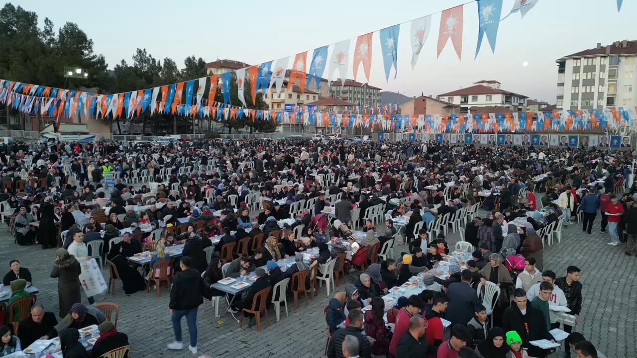 Ak Parti’nin Iftarında Halk Meydana Sığmadı