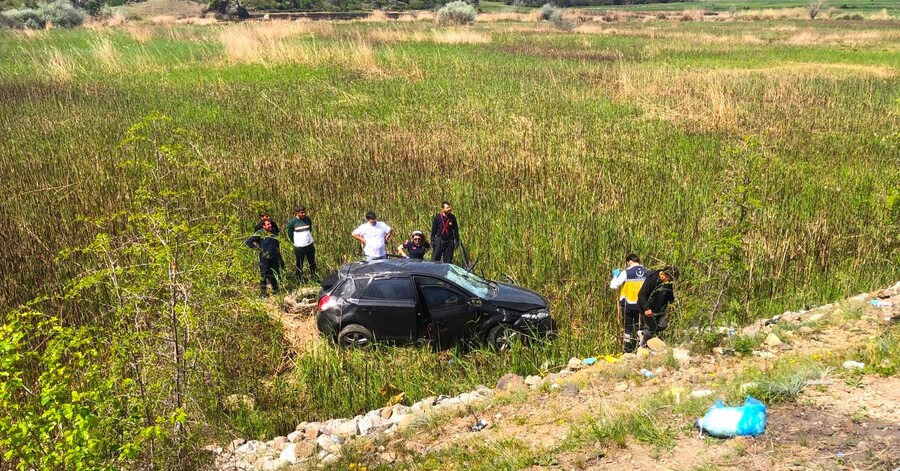 Çorum'un Osmancık Ilçesinde Otomobilin Tarlaya Uçutğu Kazada 4 Kişi Yaralandı (1)